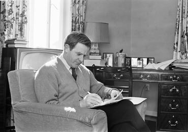 John le Carré író a nappalijában 1965. március 30-án.