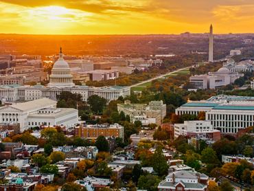 Helikopteres felvétel a washingtoni Capitoliumról naplementekor egy őszi estén, kilátással a lakóövezeti utcákra az amerikai Capitolium, a Legfelsőbb Bíróság és a National Mall felé.