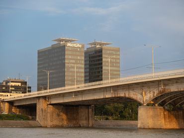 Budapest, Magyarország, 2024. július 1.: Az Árpád-híd és a háttérben magasodó felhőkarcoló