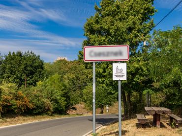 Csesznek település táblája elhomályosítva és a cseszneki vár Magyarországon