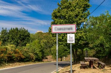 Csesznek település táblája elhomályosítva és a cseszneki vár Magyarországon