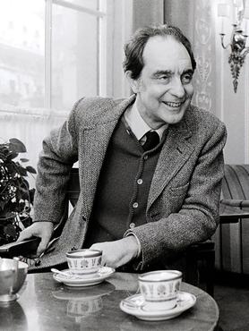 Italian author Italo Calvino at the Roma Hotel Excelsior, Rome, Italy, 28th April 1983. (Photo by Massimo Perelli/Leonardo Cendamo/Getty Images)