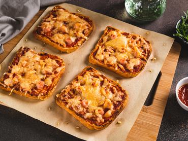 Házi kenyérpizza baconnel és sajttal az asztalon