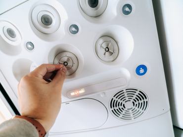 egy utas a légáramlást szabályozza a repülőn