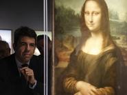 Carlos Mazón egy Leonardo da Vinci-kiállításon áll a Mona Lisa portréja mellett, a háttérben múzeumi installációval és kiállítási elemekkel.
