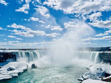 Niagara watervallen gezien vanaf de Canadese kant in maart 2025 op een zonnige dag