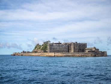 Egy japán sziget sziluettje rajzolódik ki a tájban