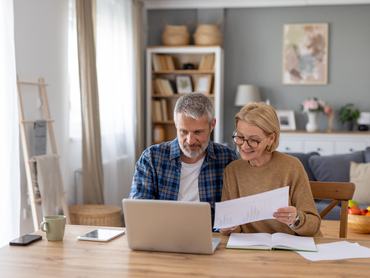 egy pár dokumentumokat ellenőriz