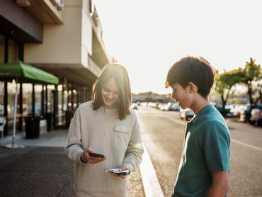 utcai környezetben mobiltelefonos banki appot használó kamaszok