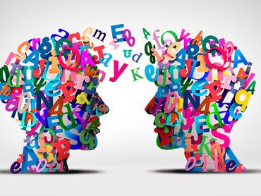 Oktatási és képzési koncepció az ábécé betűiként, amelyek az emberek kommunikációját, beszélgetését és kommunikációját jelképezik a tanítás és tanulás metaforájaként