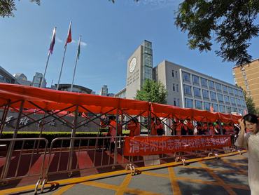 A kínai gaokao vizsga első napján a diákok belépnek egy pekingi iskolába.