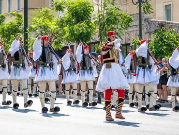 Katonák Görögországban hagyományos ruhában, fusztanellában