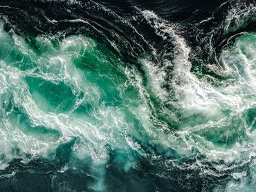 A folyó és a tenger hullámai találkoznak egymással dagály és apály idején a norvégiai Nordland megyében, Saltstraumennél.