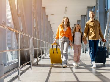 Anyuka, apuka és a gyerek bőröndökkel megy a reptéren