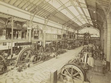 Gépek az 1900-as párizsi világkiállításon, a francia pavilonban.