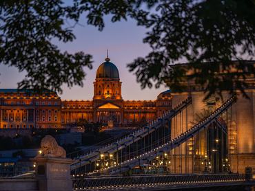 Naplemente, Budapesten, előtérben a Lánchíd, háttérben a Budavári Palota