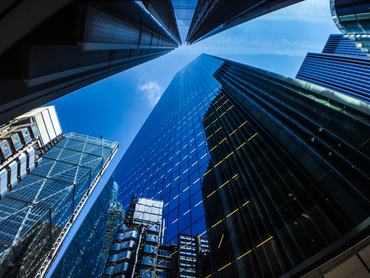 Felhőkarcolók alulnézetből