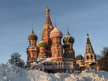 18 January 2026, Russia, Moskau: St. Basil's Cathedral on Red Square shines in the afternoon sun behind a piled-up mountain of snow. Photo: Ulf Mauder/dpa (Photo by Ulf Mauder/picture alliance via Getty Images)