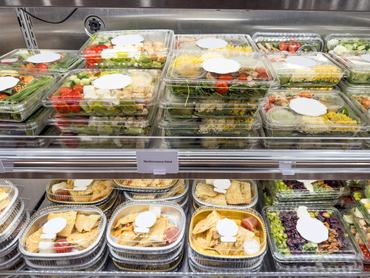 Csomagolt élelmiszer egy kináló hűtőben