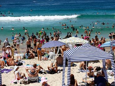 SYDNEY, ÚJ-DÉL-WALES, AUSZTRÁLIA – 2026.01.25.: Emberek hűsölnek a forró időben a Bondi Beachen. A látogatók Ausztrália egyik legismertebb strandján gyűlnek össze, miközben Sydney-ben a hőmérséklet eléri a 33 °C-ot. Az évente több mint kétmillió turistát vonzó partszakaszon sokan keresnek enyhülést a hőség elől. Egy hónappal a bondi terrortámadás után továbbra is fokozott a biztonsági jelenlét, a látogatók pedig óvatosabbak.