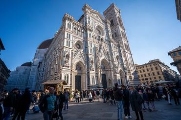 FLORENCE, ITALY - DECEMBER 30: Visitors walk outside Florence Cathedral (Cattedrale di Santa Maria del Fiore) on December 30, 2025 in Florence, Italy. (Photo by Alfredo Martinez/Getty Images)
