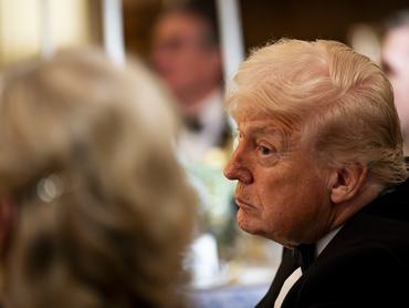 Donald Trump amerikai elnök zenei előadást hallgat a Nemzeti Kormányzók Szövetségének vacsoráján és fogadásán a Fehér Ház keleti termében, 2026. február 21-én, Washingtonban. Trump ad otthont a kormányzóknak Washingtonban a Nemzeti Kormányzók Szövetségének éves ülésein.