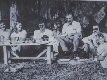 Josef Mengele az 1970-es években (jobbról a harmadik)