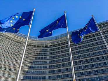 3 EU zászló egy épület előtt