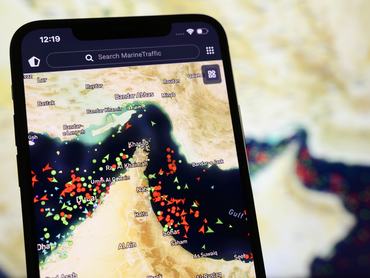 A Hormuzi-szoros hajóforgalma egy okostelefon képernyőjén