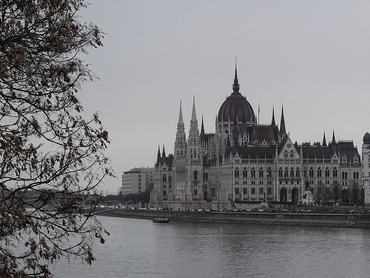 A Parlament képe a Dunával távolról