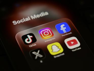 közösségi oldalak applikációinka ikonjai egy okostelefonon instagram facebook