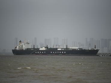 A Hormuzi-szoroson áthaladó tankerhajó a távolból