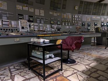 a csernobili hármas reaktor irányítóterme székkel és telefonnal