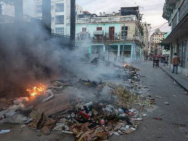 lángoló szemétkupac havanna egyik utcáján