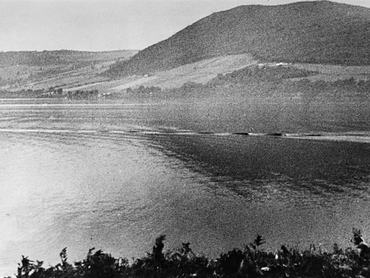 Sötét foltok sora látható a Loch Ness felszínén, amelyeket a skót háziasszony, Jessie Tait fényképezett a tó meglátogatása során 1969. augusztus 15-én. Tait két barátjával volt a helyszínen, amikor valamit észleltek a vízben mozogni, amelyet egyesek a Loch Ness-i szörnynek tartottak. (Fotó: London Express / Pictorial Parade / Archive Photos / Getty Images)