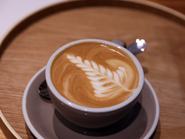 BERLIN, NÉMETORSZÁG – 2026. május 9.: Egy caffè latte látható 2026. május 9-én Berlinben, Németországban.