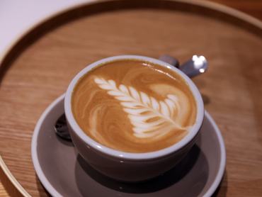 BERLIN, NÉMETORSZÁG – 2026. május 9.: Egy caffè latte látható 2026. május 9-én Berlinben, Németországban.