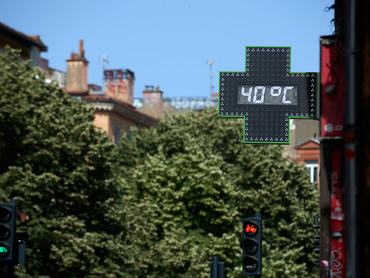 Egy gyógyszertár külső hőmérője 40 fokot mutat.
