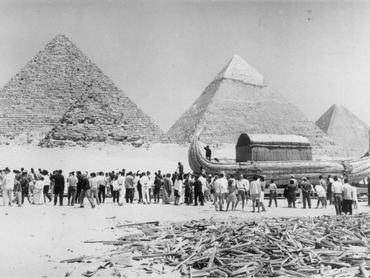 1969. május 8.: Ünnepség a gízai Mükerinosz-piramis lábánál, Egyiptomban, abból az alkalomból, hogy elkészült a papiruszhajó, amellyel Thor Heyerdahl az Atlanti-óceán átszelésére készült. (Fotó: Keystone/Getty Images)