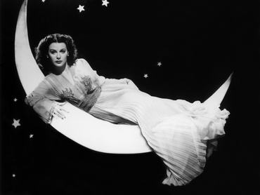 Hedy Lamarr, a Heavenly Body (1943) című filmben egy holdon fekszik