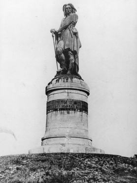 circa 1960:  A statue of Gallic chieftain Vercingetorix (? - 46 bc) at Alise-Saniet-Reine.  (Photo by Hulton Archive/Getty Images)