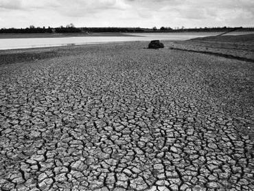 July 1976: The results of the drought of 1976, the worst drought for over a hundred years. This was the reservoir at Pitsford near Northampton, twenty feet below its normal level for the time of year. (Photo by Wesley/Keystone/Getty Images)