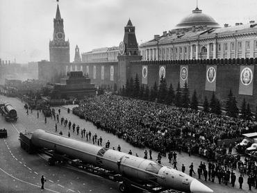Egy orosz interkontinentális rakéta a Vörös téren 1965-ben, a moszkvai katonai parádén, amely a második világháború végének 20. évfordulóját ünnepli.