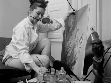 circa 1950:  Artist Pat Turner mixing colours on a palette.  (Photo by John Titchen/Three Lions/Getty Images)