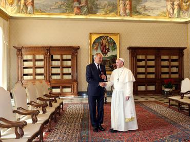Ferenc pápa az apostoli palota könyvtárszobájában