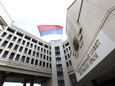 Orosz zászló a parlament épületén Szimferopolban, a Krím-félszigeten 2014. március 19-én.