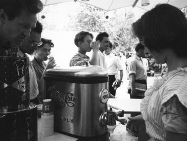 Oroszország, Moszkva, egy nő csapolja a hideg Pepsi kólát