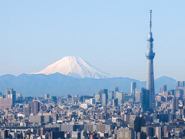 Tokyo Skytree, háttérben a Fuji