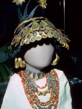 Jewellery from the 'Royal Cemetery' at Ur, Sumeria, Ancient Iraq, Early Dynastic III, about 2600 BC. Showing hair ornaments, earrings and necklaces. Jewellery of this kind was worn by many of the women attendants of Queen Pu-Abi. (Photo by CM Dixon/Print Collector/Getty Images)