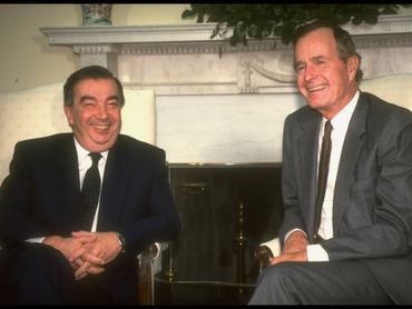 Bush elnök a Fehér Ház Ovális Irodájában tárgyal Jevgenyij Primakov szovjet közel-keleti különmegbízottal az öböl-válságról.